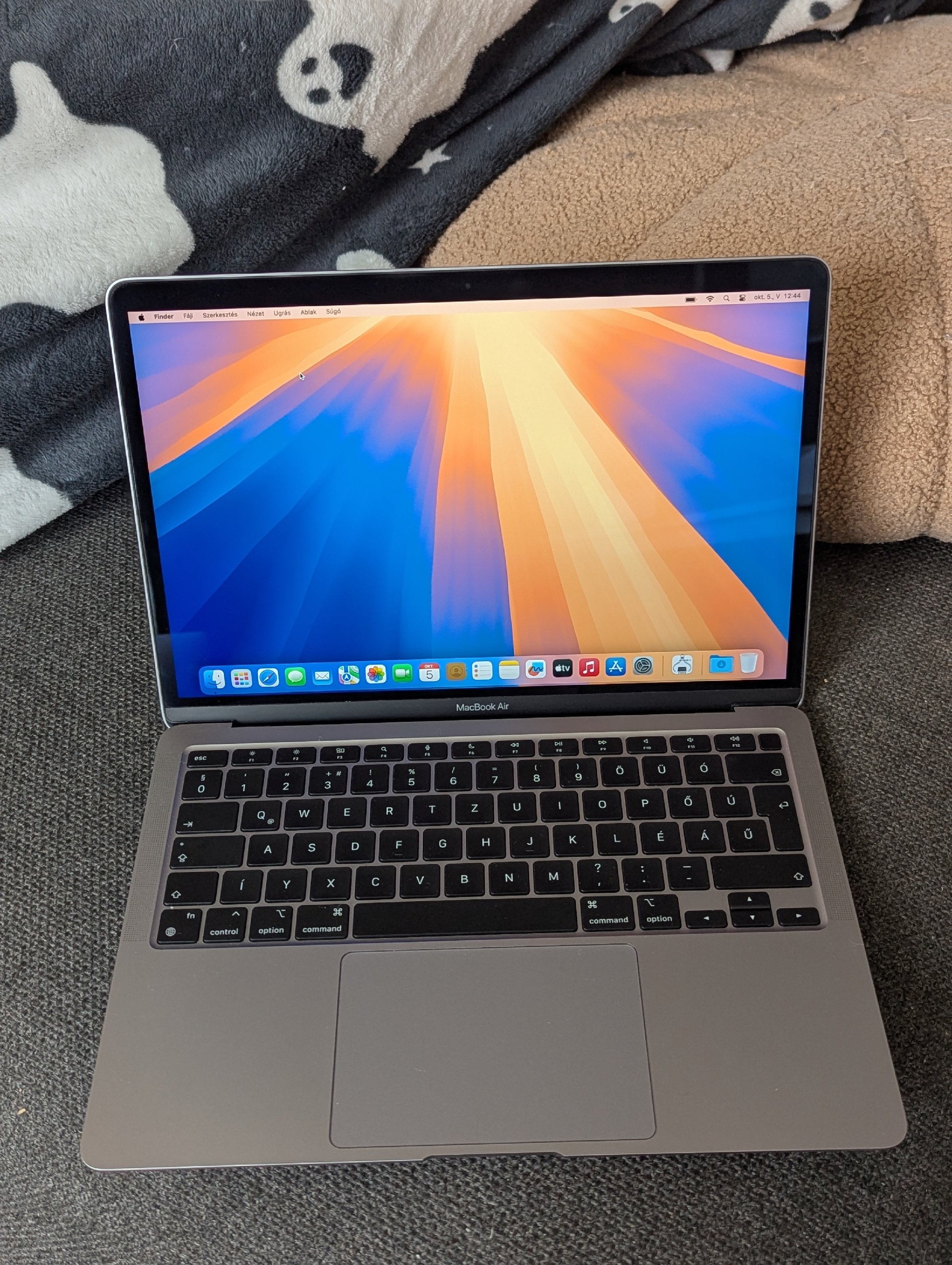 MacBook Air M1 magyar billentyűzet, megkímélt állapot 
