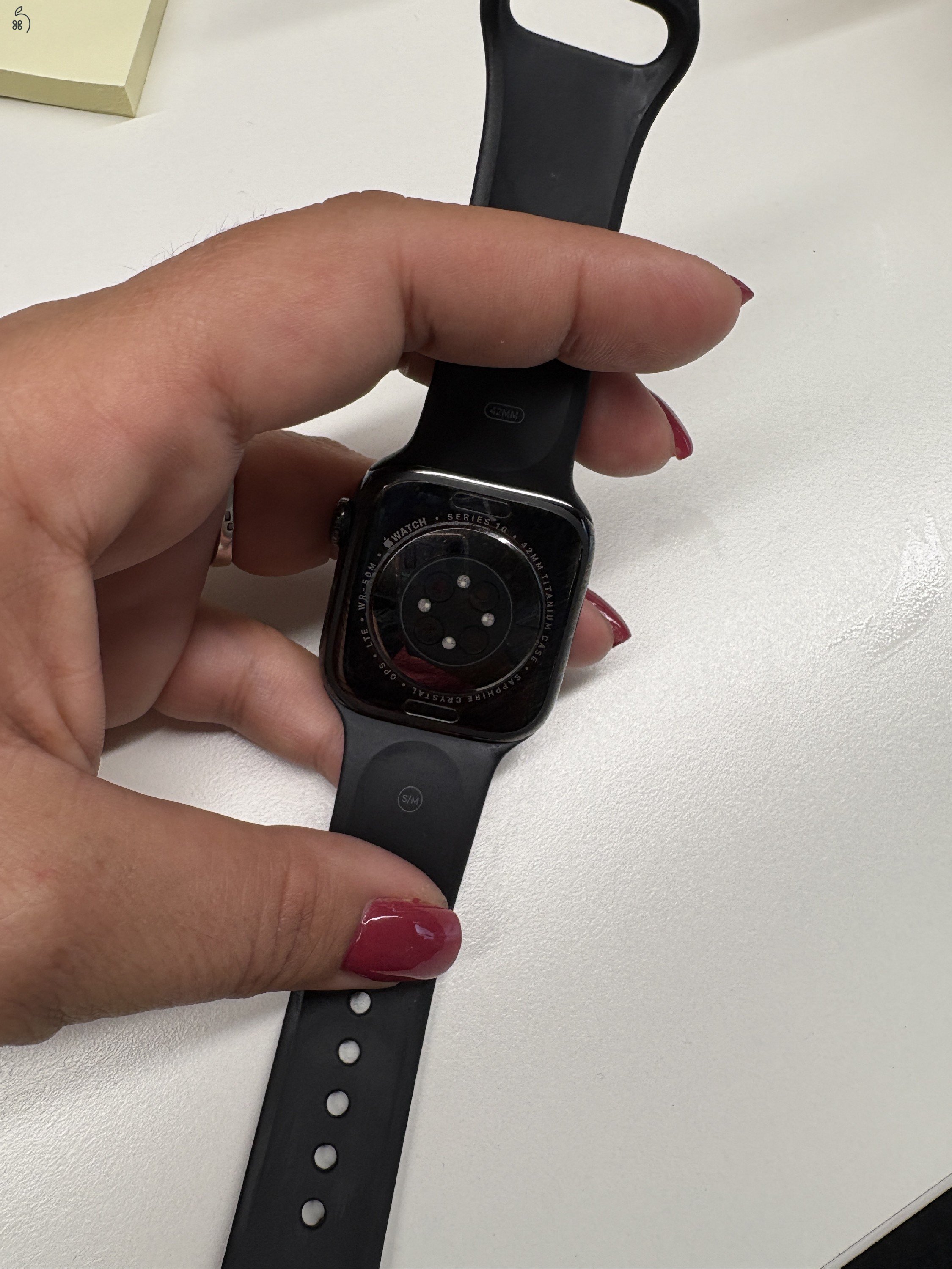 Apple Watch S10 eSIM palaszürke titán házzal, fekete sport szíjjal S/M