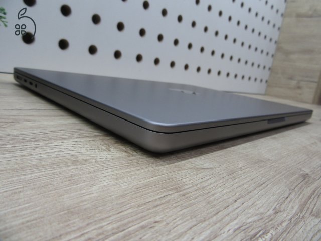 Apple MacBook Pro 14” (2021, M1 Pro) – Liquid Retina XDR, ProMotion 120 Hz, 8-magos CPU / 14-magos GPU – 16/500 – Használt, karcmentes – 95% akku (32 ciklus) – Garancia 3 hónap