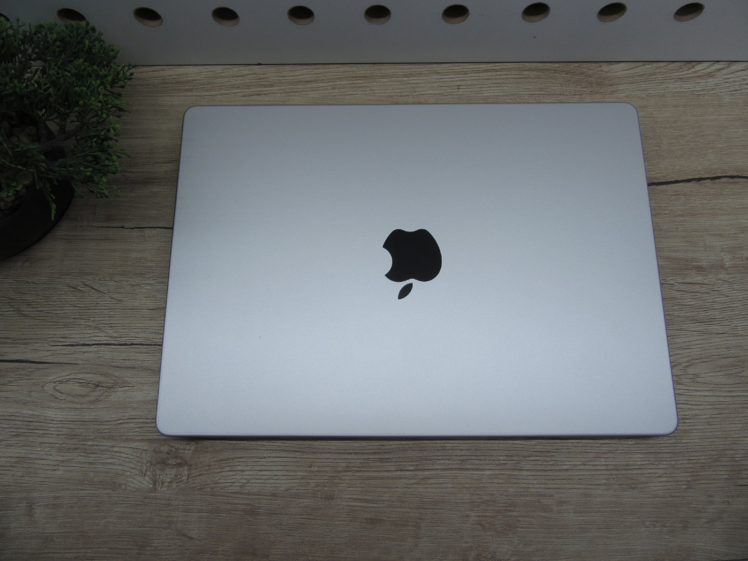 Apple MacBook Pro 14” (2021, M1 Pro) – Liquid Retina XDR, ProMotion 120 Hz – 8-magos CPU / 14-magos GPU – 16/500 – Használt, újszerű (külsőleg teljesen fóliázva) – 82% akku (377 ciklus) – Garancia 3 hónap