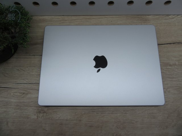 Apple MacBook Pro 14” (2021, M1 Pro) – Liquid Retina XDR, ProMotion 120 Hz – 8-magos CPU / 14-magos GPU – 16/500 – Használt, újszerű (külsőleg teljesen fóliázva) – 82% akku (377 ciklus) – Garancia 3 hónap
