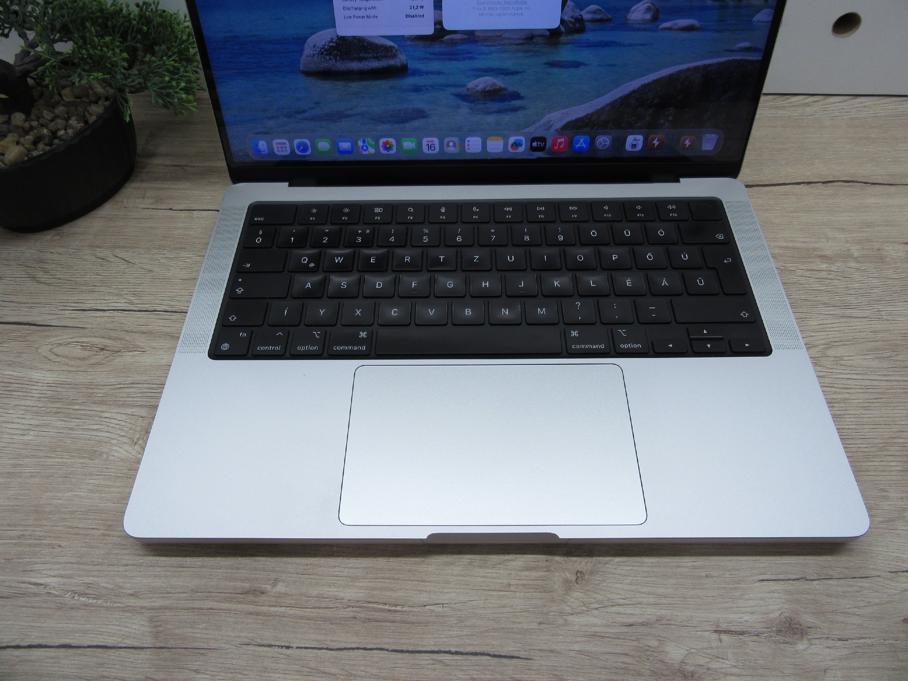 Apple MacBook Pro 14” (2021, M1 Pro) – Liquid Retina XDR, ProMotion 120 Hz – 8-magos CPU / 14-magos GPU – 16/500 – Használt, újszerű (külsőleg teljesen fóliázva) – 82% akku (377 ciklus) – Garancia 3 hónap