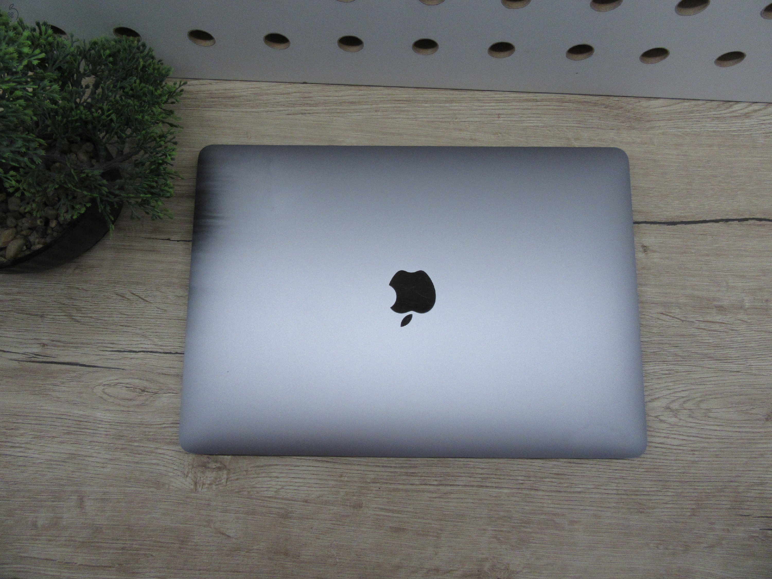 Apple MacBook Air 13” (2020, M1) – Csendes erő, Retina kijelző – 8/256 – Használt, karcmentes – 91% akku (122 ciklus) – Garancia 3 hónap