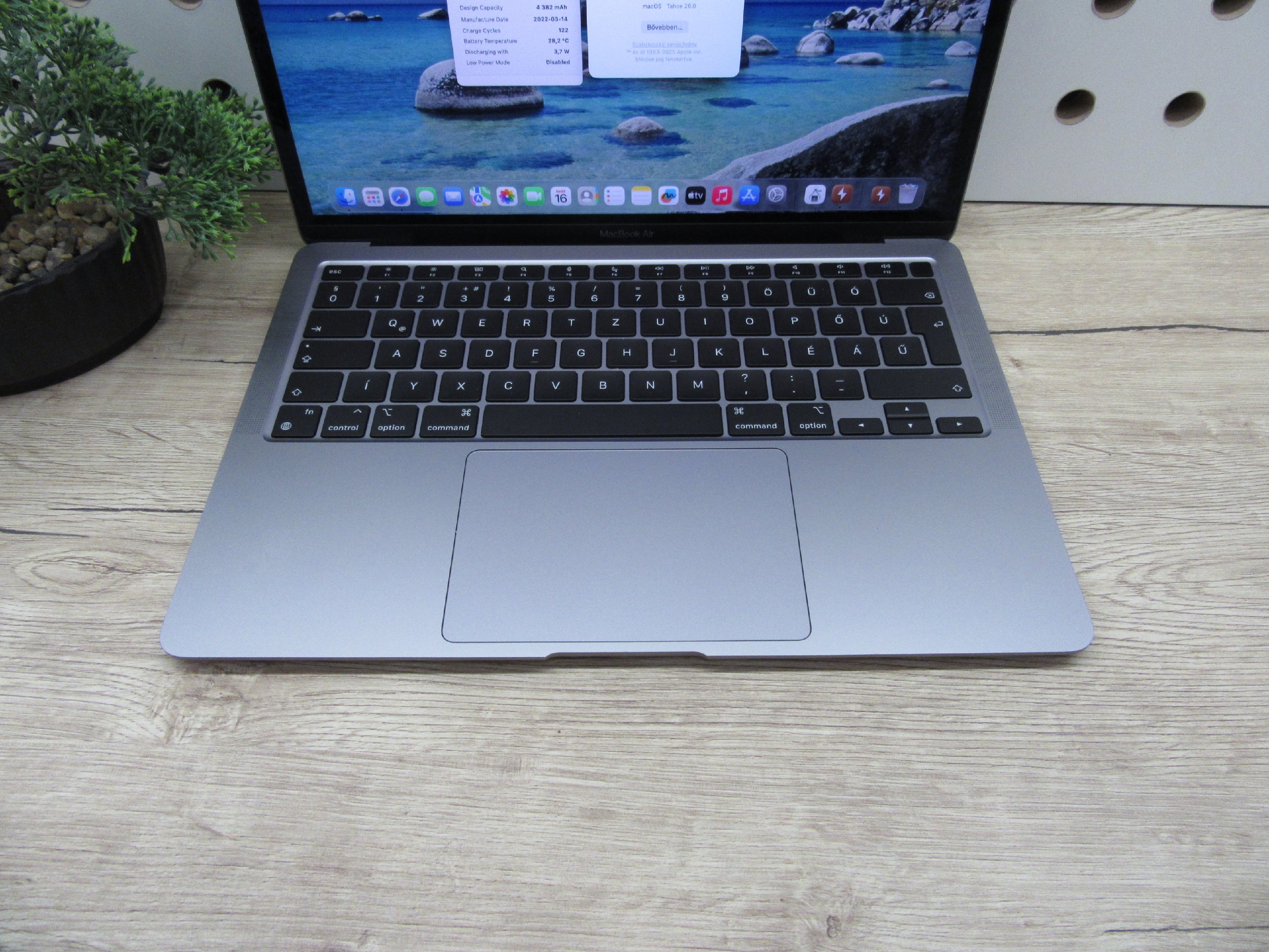Apple MacBook Air 13” (2020, M1) – Csendes erő, Retina kijelző – 8/256 – Használt, karcmentes – 91% akku (122 ciklus) – Garancia 3 hónap