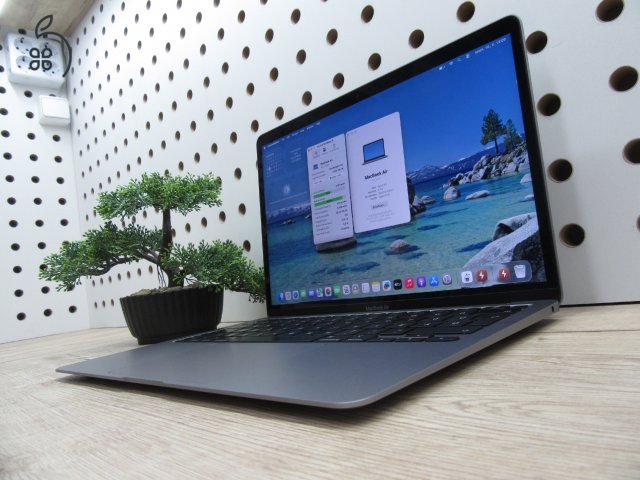 Apple MacBook Air 13” (2020, M1) – Csendes M1 erő, Retina kijelző, 15 órás üzemidő – 8/256 – Használt, szép – 90% akku (44 ciklus) – Garancia 3 hónap