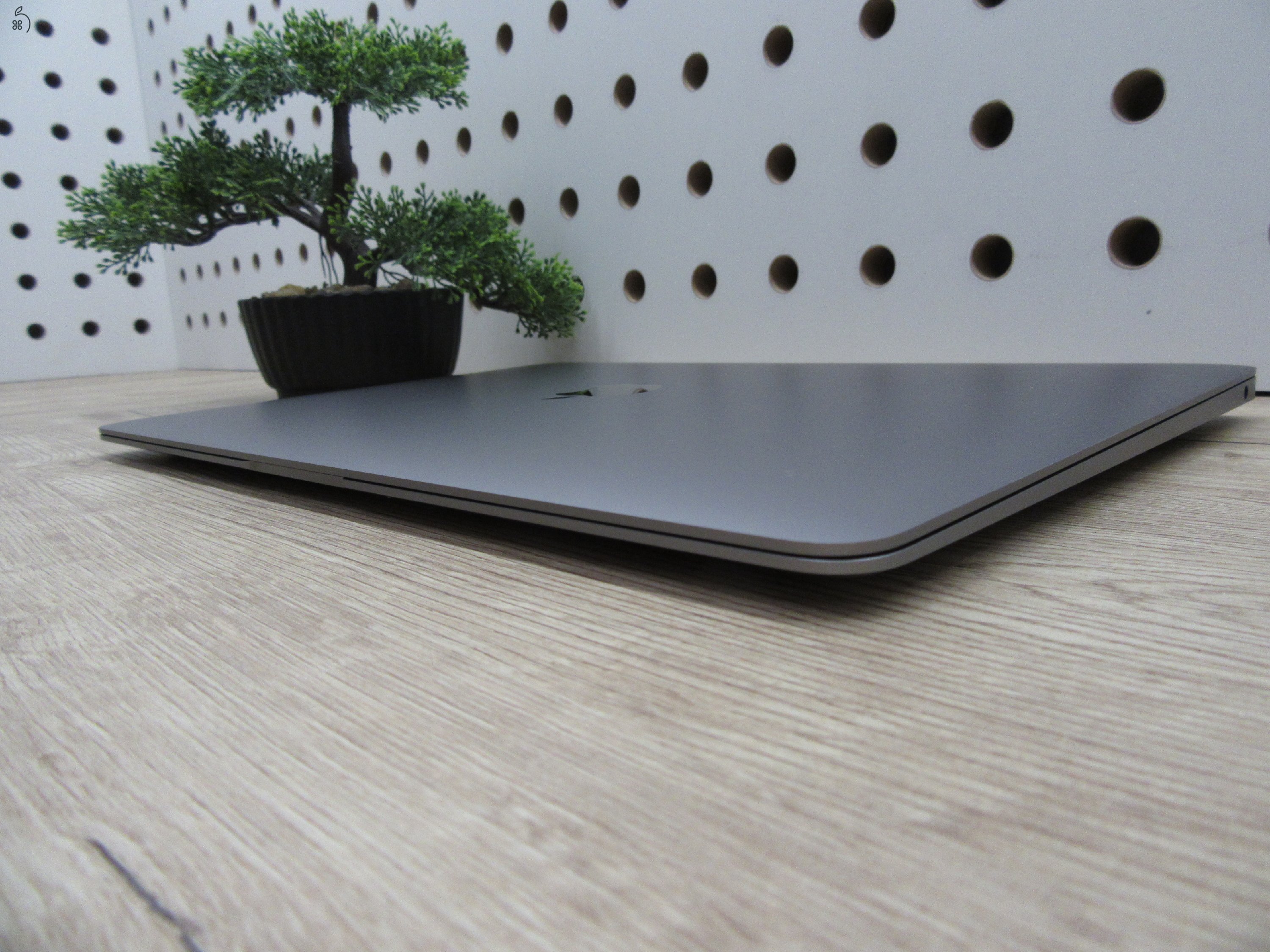 Apple MacBook Air 13” (2020, M1) – Csendes M1 erő, Retina kijelző, 15 órás üzemidő – 8/256 – Használt, szép – 90% akku (44 ciklus) – Garancia 3 hónap