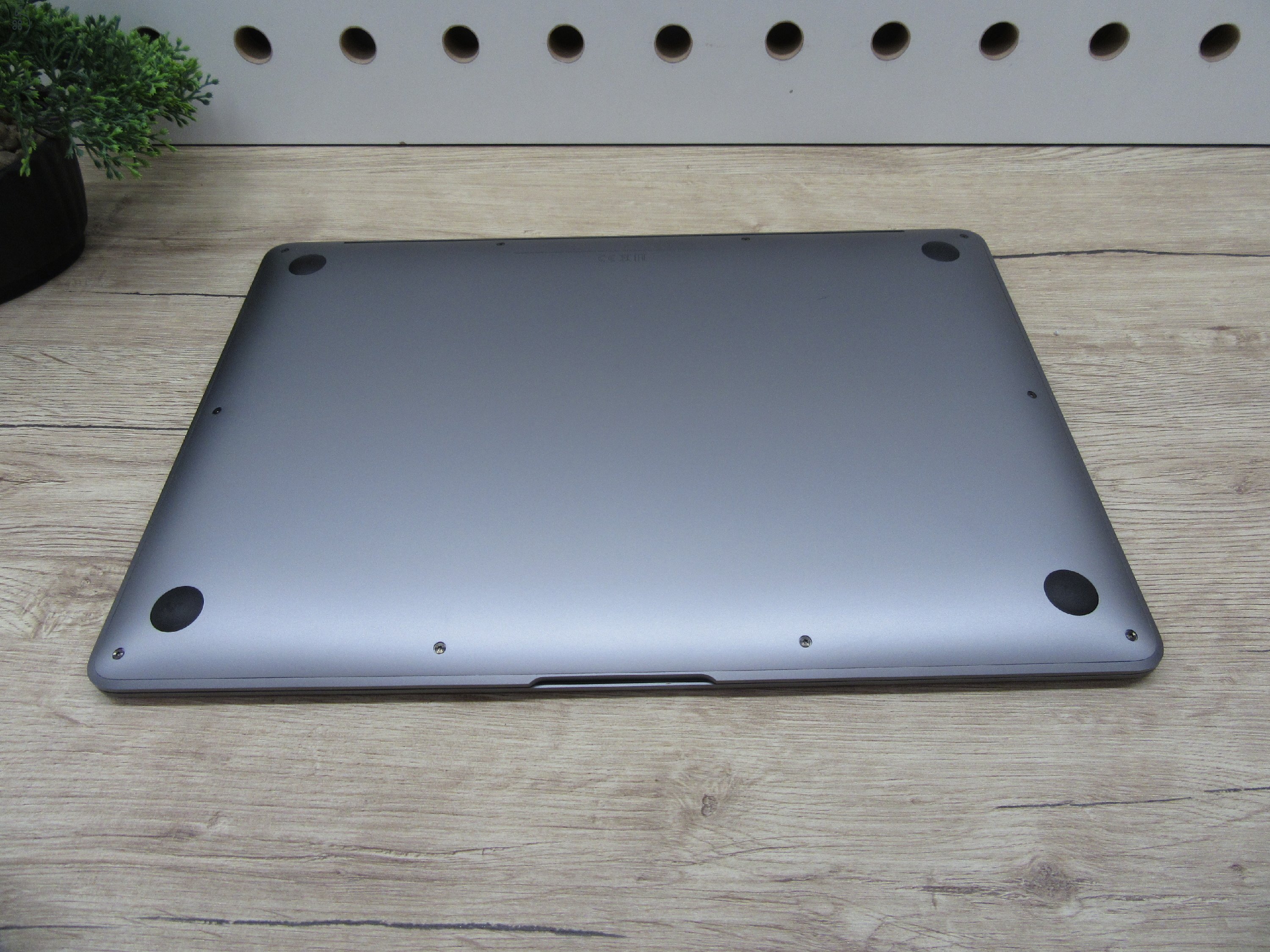 Apple MacBook Air 13” (2020, M1) – Csendes M1 erő, Retina kijelző, 15 órás üzemidő – 8/256 – Használt, szép – 90% akku (44 ciklus) – Garancia 3 hónap