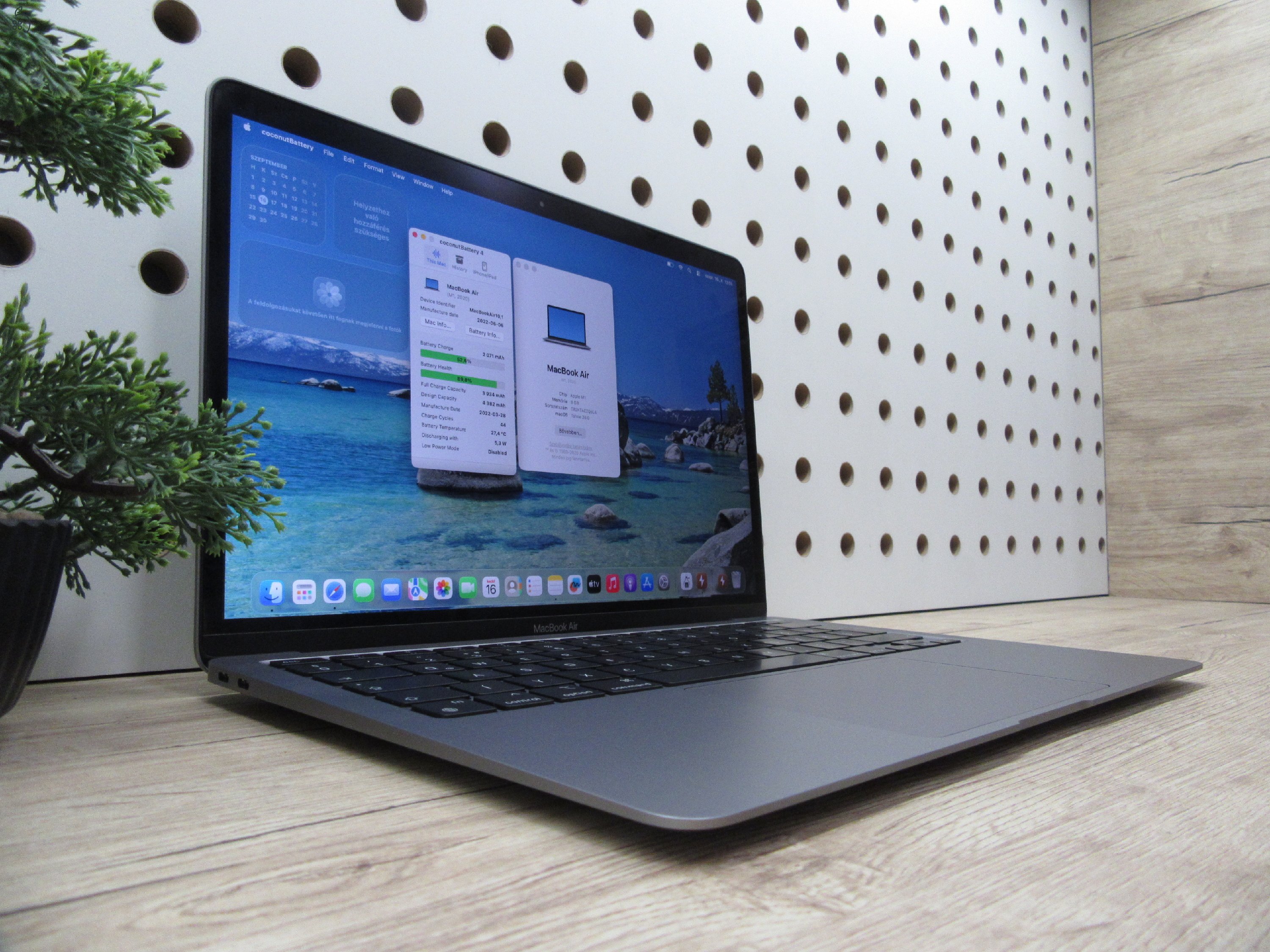 Apple MacBook Air 13” (2020, M1) – Csendes M1 erő, Retina kijelző, 15 órás üzemidő – 8/256 – Használt, szép – 90% akku (44 ciklus) – Garancia 3 hónap