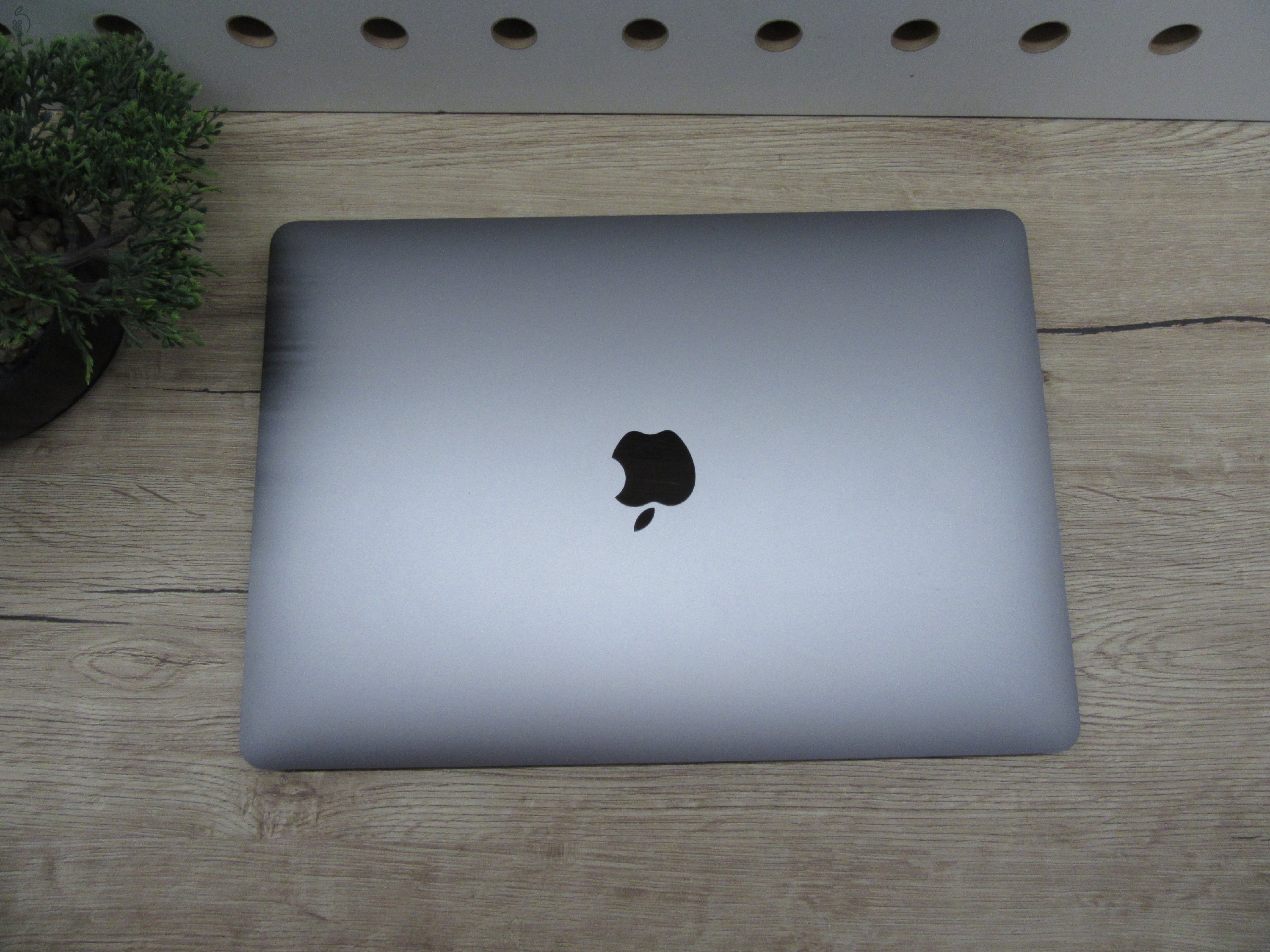 Apple MacBook Air 13” (2020, M1) – Csendes M1 erő, Retina kijelző, 15 órás üzemidő – 8/256 – Használt, szép – 90% akku (44 ciklus) – Garancia 3 hónap