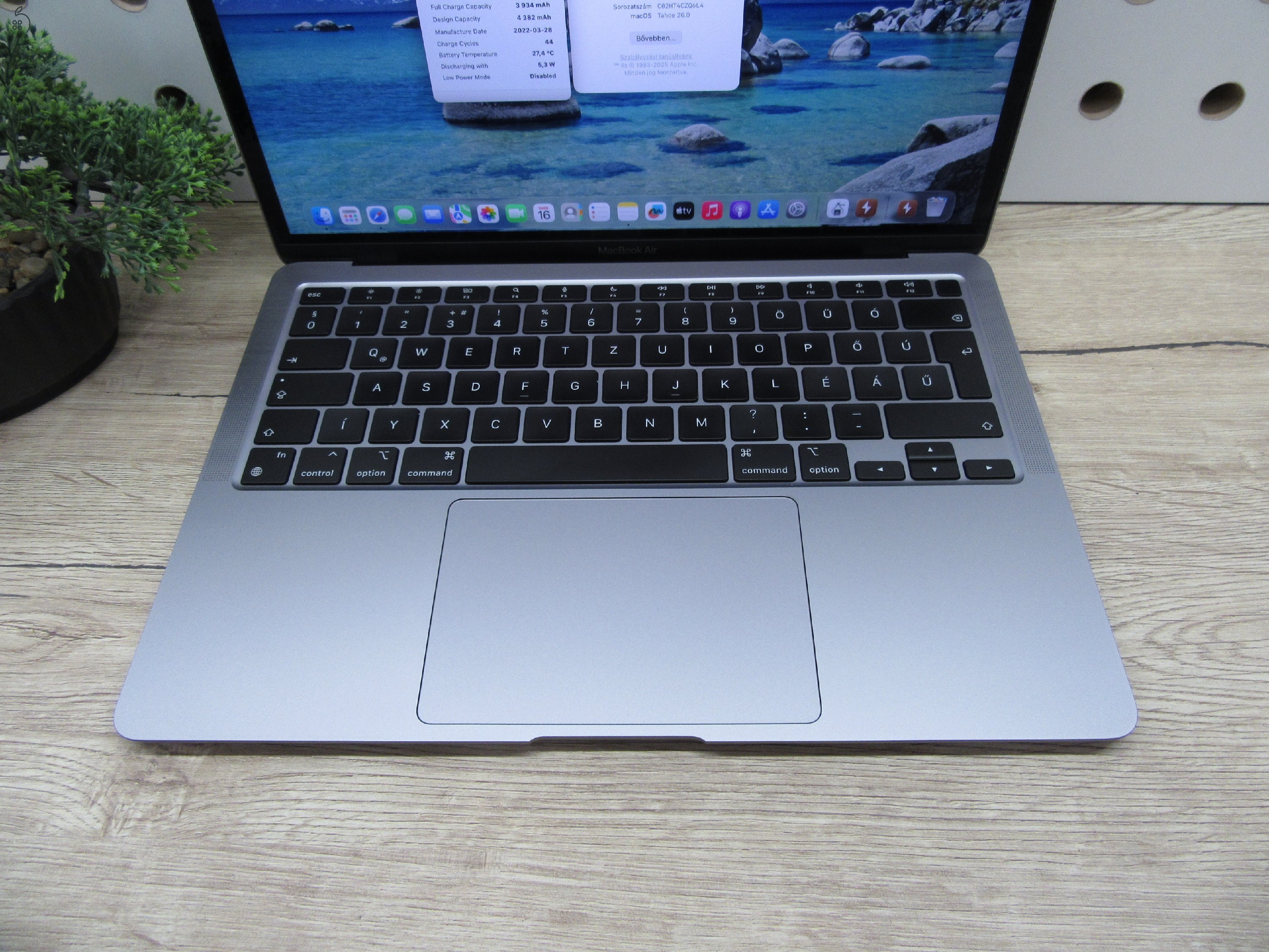 Apple MacBook Air 13” (2020, M1) – Csendes M1 erő, Retina kijelző, 15 órás üzemidő – 8/256 – Használt, szép – 90% akku (44 ciklus) – Garancia 3 hónap