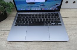 Apple MacBook Air 13” (2020, M1) – Csendes M1 erő, Retina kijelző, 15 órás üzemidő – 8/256 – Használt, szép – 90% akku (44 ciklus) – Garancia 3 hónap