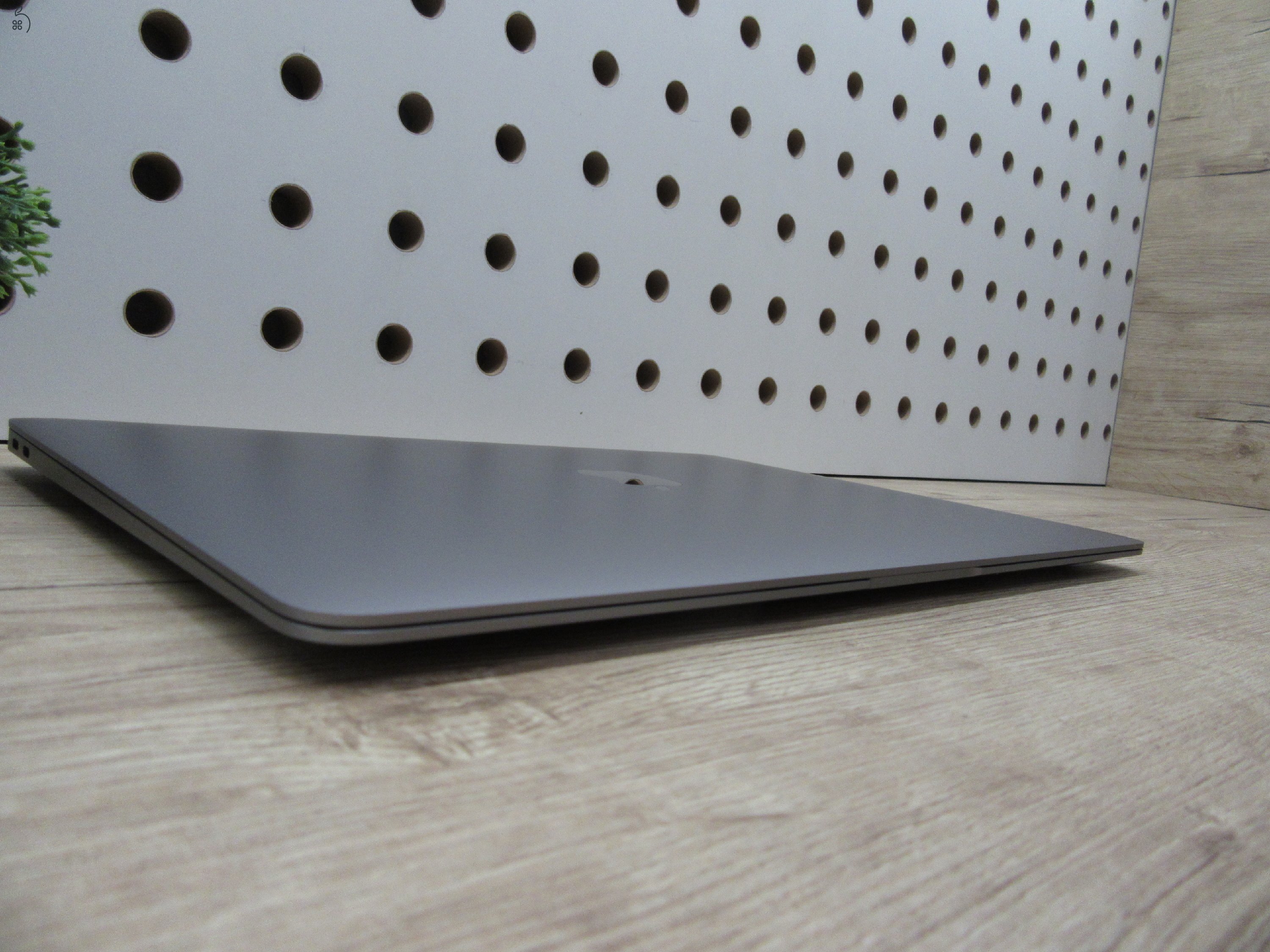 Apple MacBook Air 13” (2020, M1) – Csendes M1 erő, Retina kijelző, 15 órás üzemidő – 8/256 – Használt, szép – 90% akku (44 ciklus) – Garancia 3 hónap