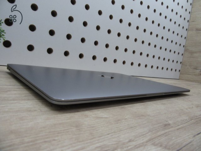 Apple MacBook Air 13” (2020, M1) – Csendes M1-teljesítmény, Retina kijelző – 8/256 – Használt, karcmentes – 86% akku (172 ciklus) – Garancia 3 hónap