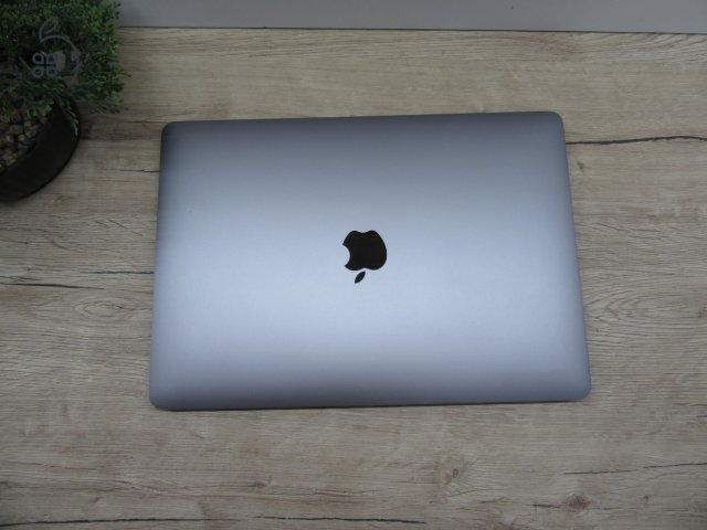 Apple MacBook Air 13” (2020, M1) – Csendes M1-teljesítmény, Retina kijelző – 8/256 – Használt, karcmentes – 86% akku (172 ciklus) – Garancia 3 hónap