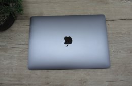 Apple MacBook Air 13” (2020, M1) – Csendes M1-teljesítmény, Retina kijelző – 8/256 – Használt, karcmentes – 86% akku (172 ciklus) – Garancia 3 hónap
