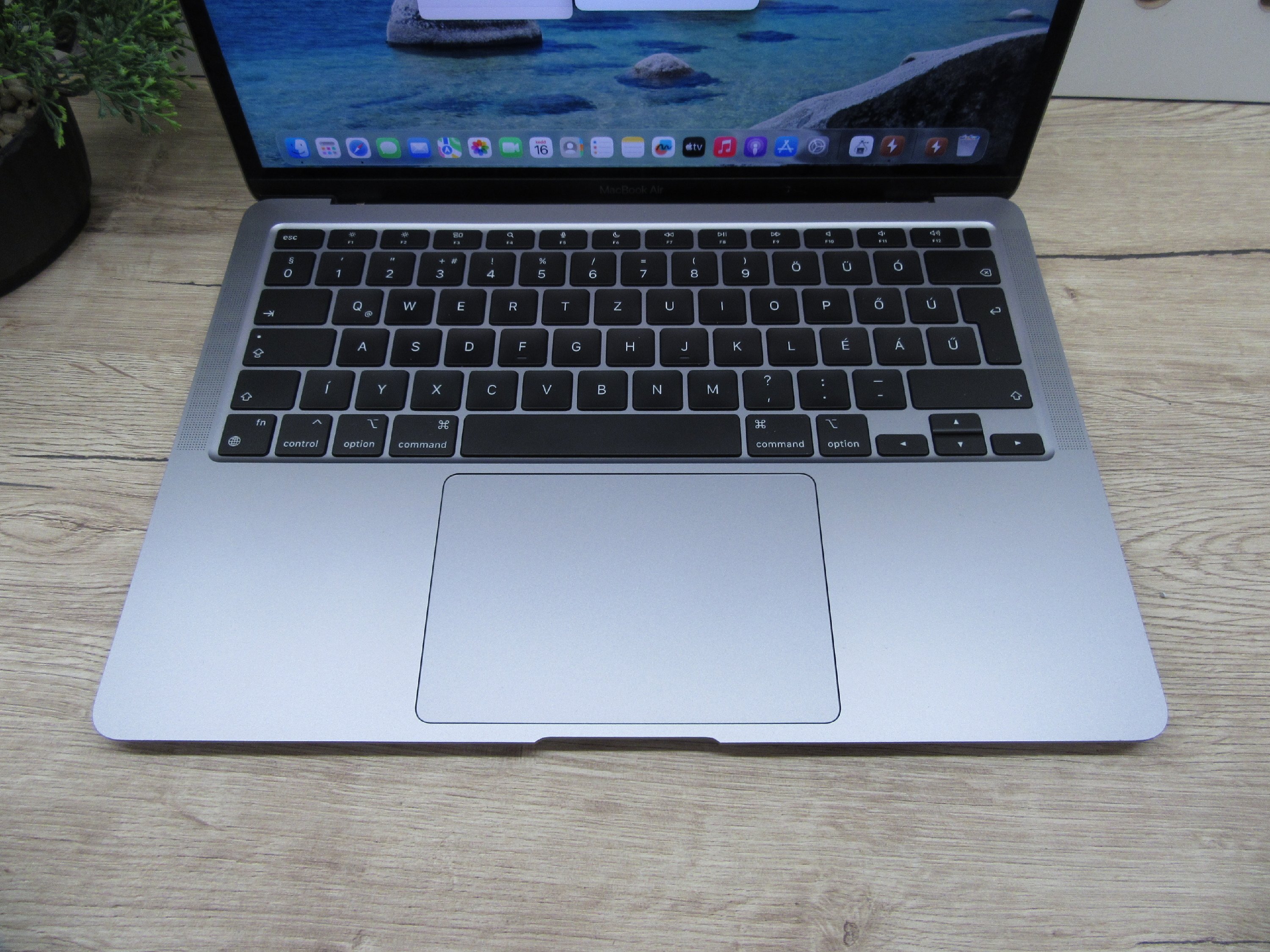 Apple MacBook Air 13” (2020, M1) – Csendes M1-teljesítmény, Retina kijelző – 8/256 – Használt, karcmentes – 86% akku (172 ciklus) – Garancia 3 hónap