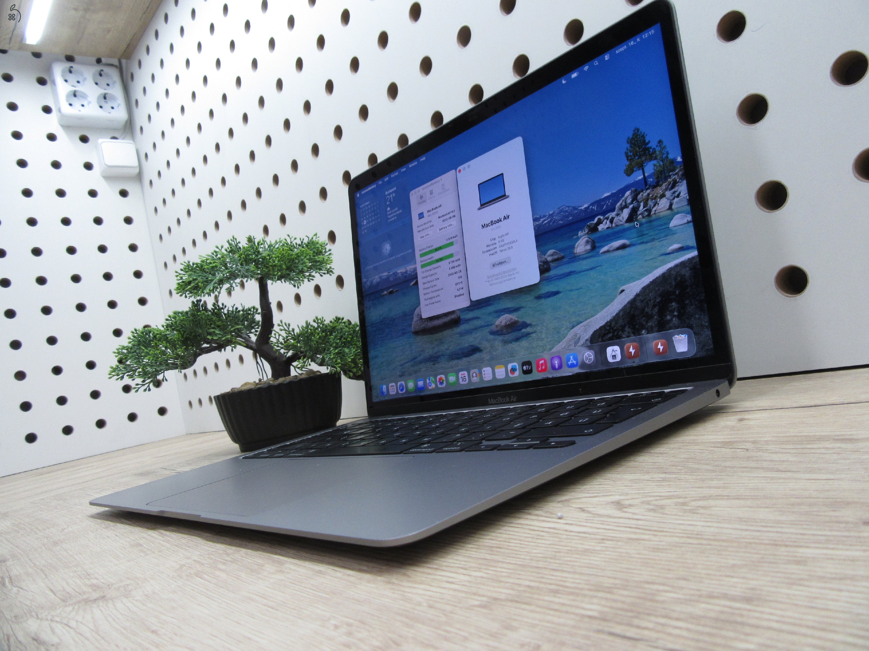Apple MacBook Air 13” (2020, M1) – Csendes M1-teljesítmény, Retina kijelző – 8/256 – Használt, karcmentes – 86% akku (172 ciklus) – Garancia 3 hónap