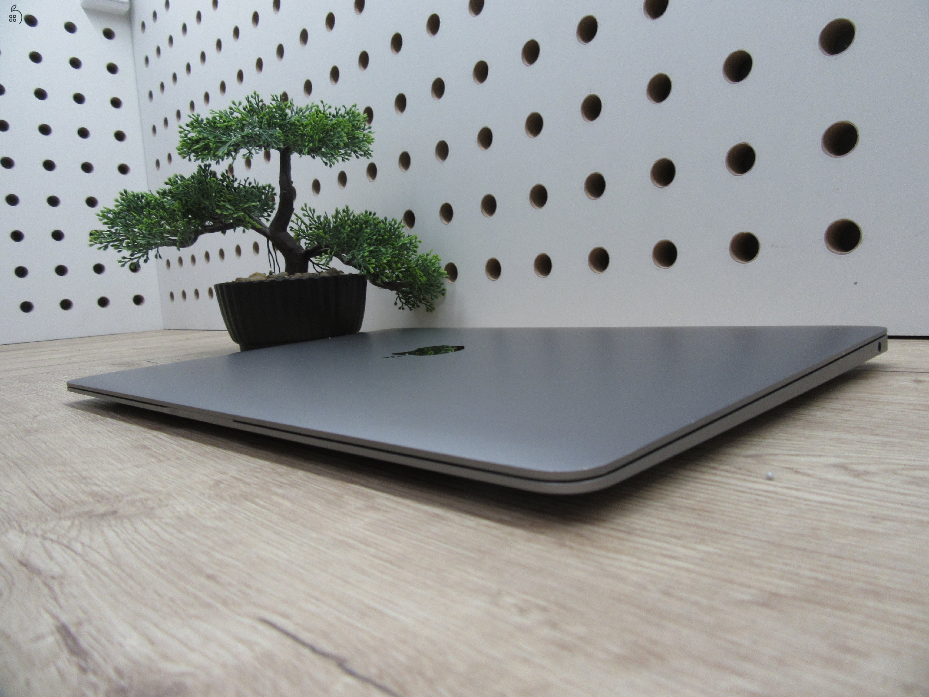 Apple MacBook Air 13” (2020, M1) – Csendes M1-teljesítmény, Retina kijelző – 8/256 – Használt, karcmentes – 86% akku (172 ciklus) – Garancia 3 hónap