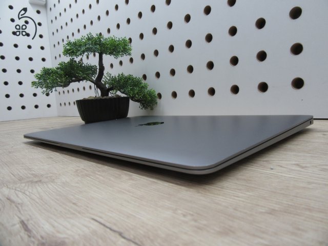 Apple MacBook Air 13” (2020, M1) – Csendes M1-teljesítmény, Retina kijelző – 8/256 – Használt, karcmentes – 86% akku (172 ciklus) – Garancia 3 hónap