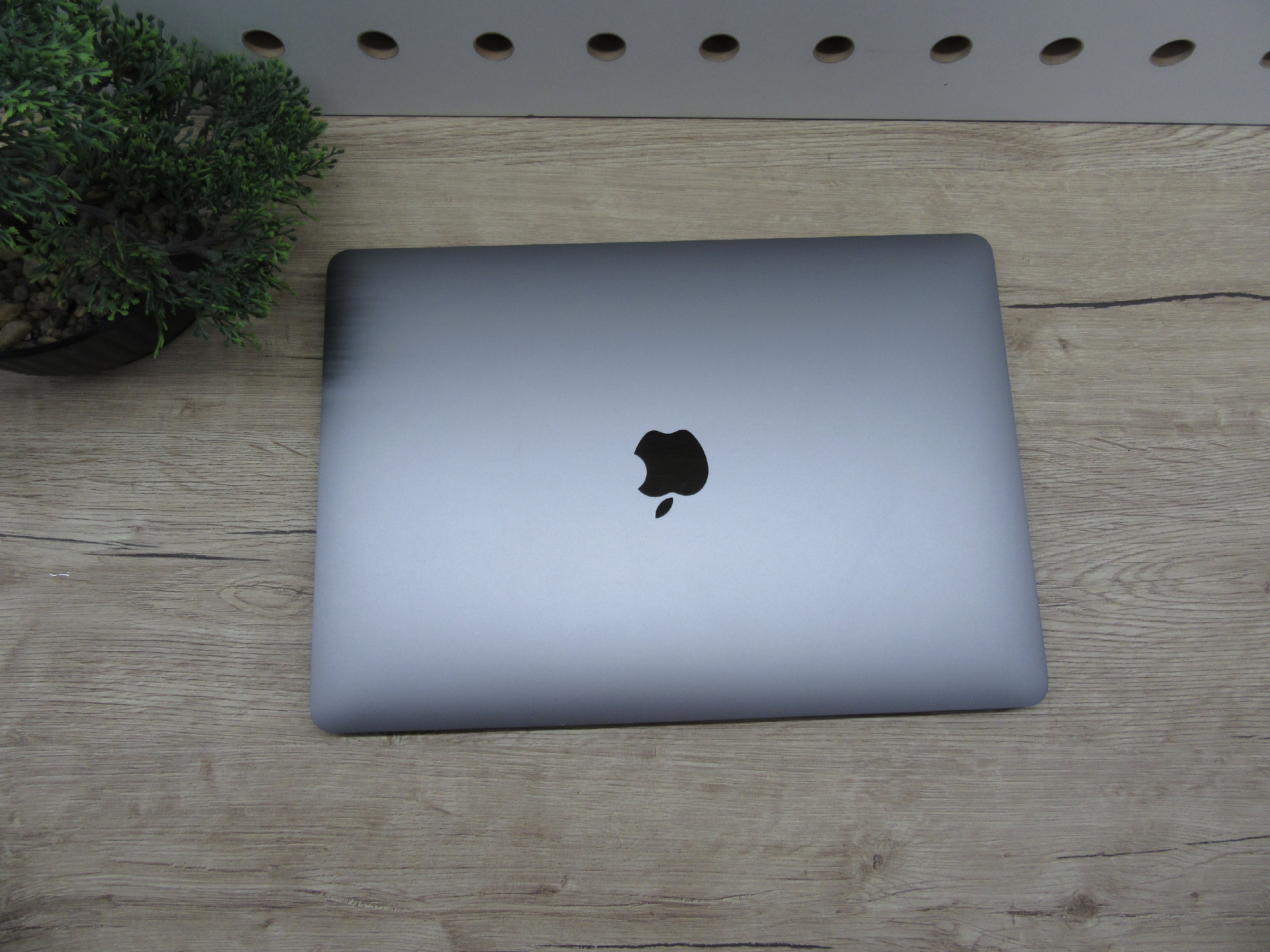 Apple MacBook Air 13” (2020, M1) – Csendes M1-teljesítmény, Retina kijelző, ~15 óra üzemidő – 8/256 – Használt, újszerű – 93% akku (62 ciklus) – Garancia 3 hónap