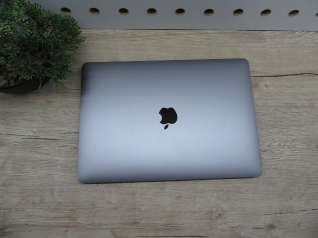 Apple MacBook Air 13” (2020, M1) – Csendes M1-teljesítmény, Retina kijelző, ~15 óra üzemidő – 8/256 – Használt, újszerű – 93% akku (62 ciklus) – Garancia 3 hónap