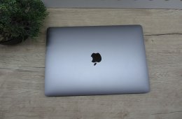 Apple MacBook Air 13” (2020, M1) – Csendes M1-teljesítmény, Retina kijelző, ~15 óra üzemidő – 8/256 – Használt, újszerű – 93% akku (62 ciklus) – Garancia 3 hónap