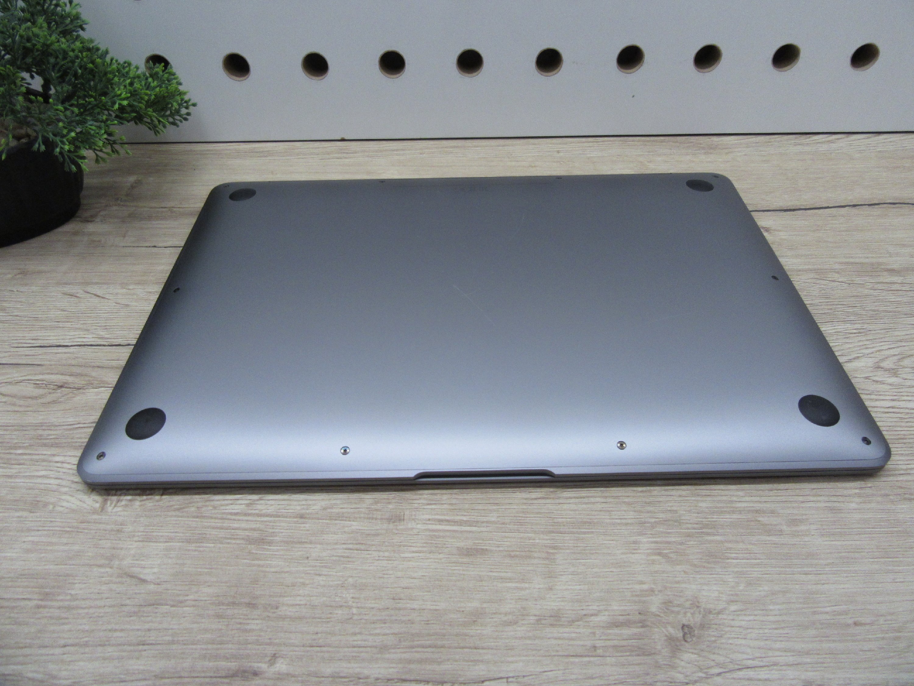 Apple MacBook Air 13” (2020, M1) – Csendes M1-teljesítmény, Retina kijelző, ~15 óra üzemidő – 8/256 – Használt, újszerű – 93% akku (62 ciklus) – Garancia 3 hónap