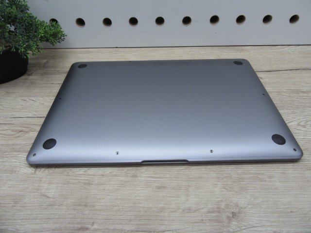 Apple MacBook Air 13” (2020, M1) – Csendes M1-teljesítmény, Retina kijelző, ~15 óra üzemidő – 8/256 – Használt, újszerű – 93% akku (62 ciklus) – Garancia 3 hónap