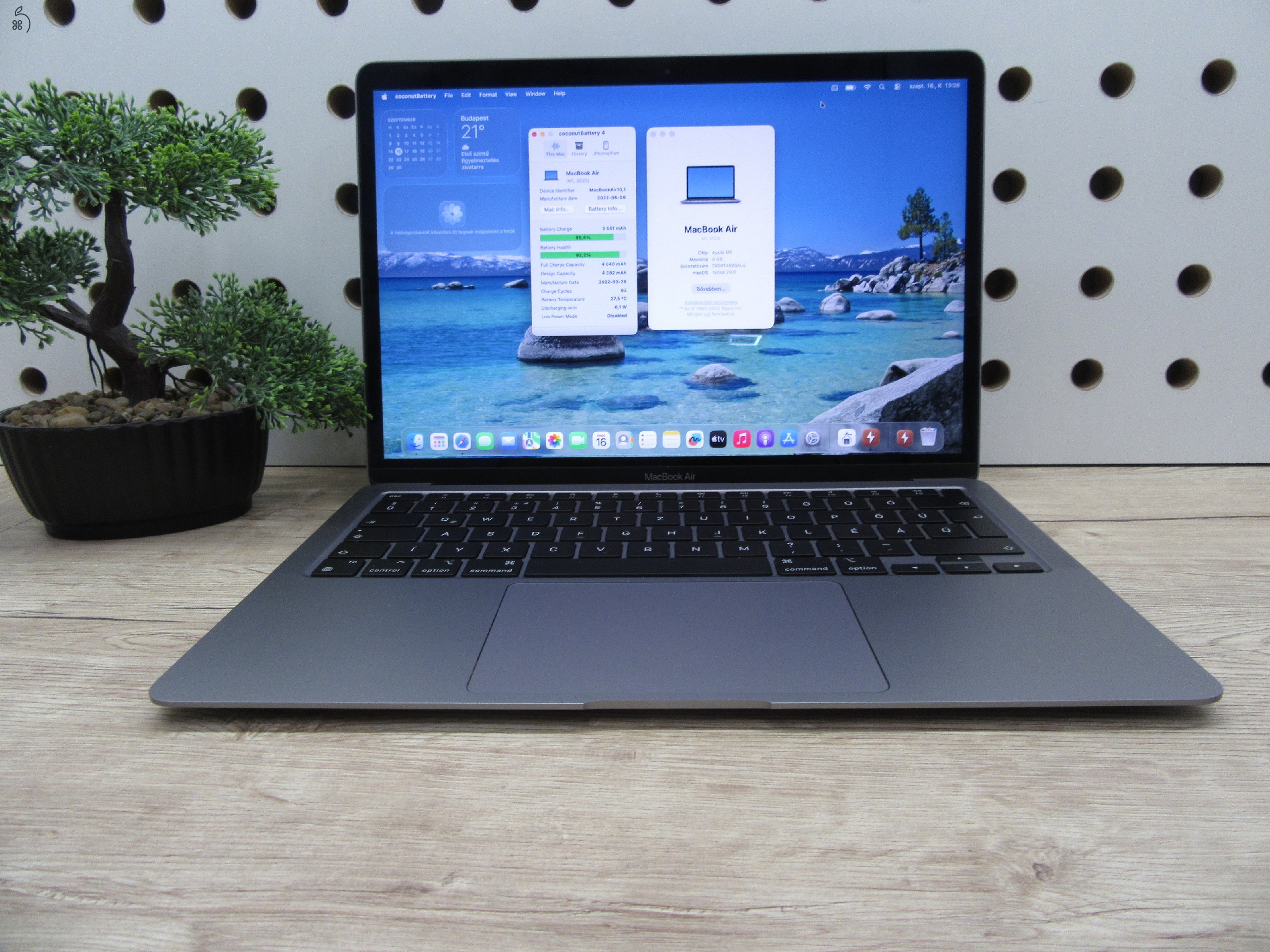 Apple MacBook Air 13” (2020, M1) – Csendes M1-teljesítmény, Retina kijelző, ~15 óra üzemidő – 8/256 – Használt, újszerű – 93% akku (62 ciklus) – Garancia 3 hónap