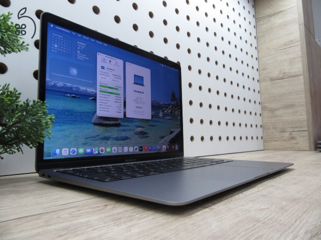 Apple MacBook Air 13” (2020, M1) – Csendes M1-teljesítmény, Retina kijelző, ~15 óra üzemidő – 8/256 – Használt, újszerű – 93% akku (62 ciklus) – Garancia 3 hónap