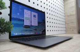 Apple MacBook Air 13” (2020, M1) – Csendes M1-teljesítmény, Retina kijelző, ~15 óra üzemidő – 8/256 – Használt, újszerű – 93% akku (62 ciklus) – Garancia 3 hónap