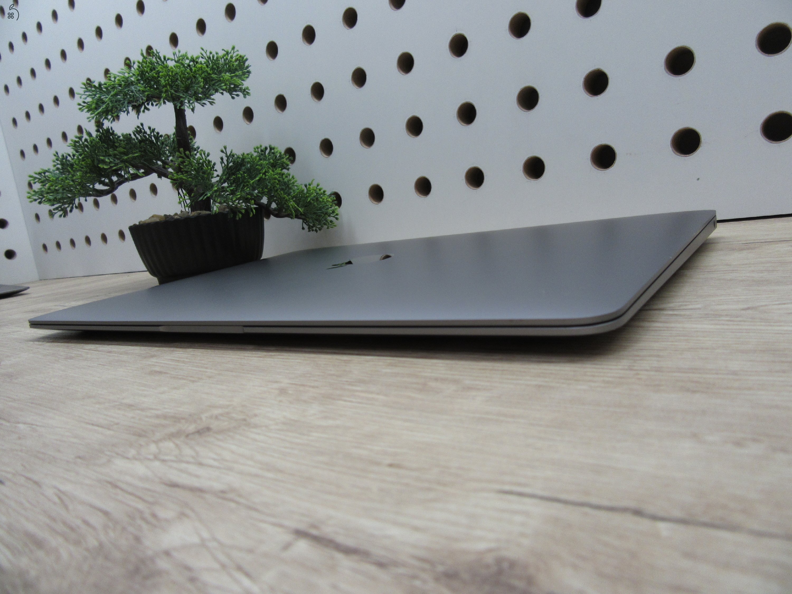Apple MacBook Air 13” (2020, M1) – Csendes M1-teljesítmény, Retina kijelző, ~15 óra üzemidő – 8/256 – Használt, újszerű – 93% akku (62 ciklus) – Garancia 3 hónap