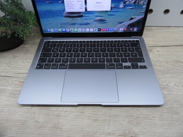 Apple MacBook Air 13” (2020, M1) – Csendes M1-teljesítmény, Retina kijelző, ~15 óra üzemidő – 8/256 – Használt, újszerű – 93% akku (62 ciklus) – Garancia 3 hónap
