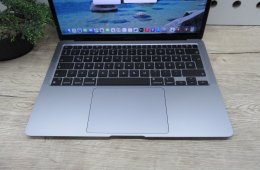 Apple MacBook Air 13” (2020, M1) – Csendes M1-teljesítmény, Retina kijelző, ~15 óra üzemidő – 8/256 – Használt, újszerű – 93% akku (62 ciklus) – Garancia 3 hónap