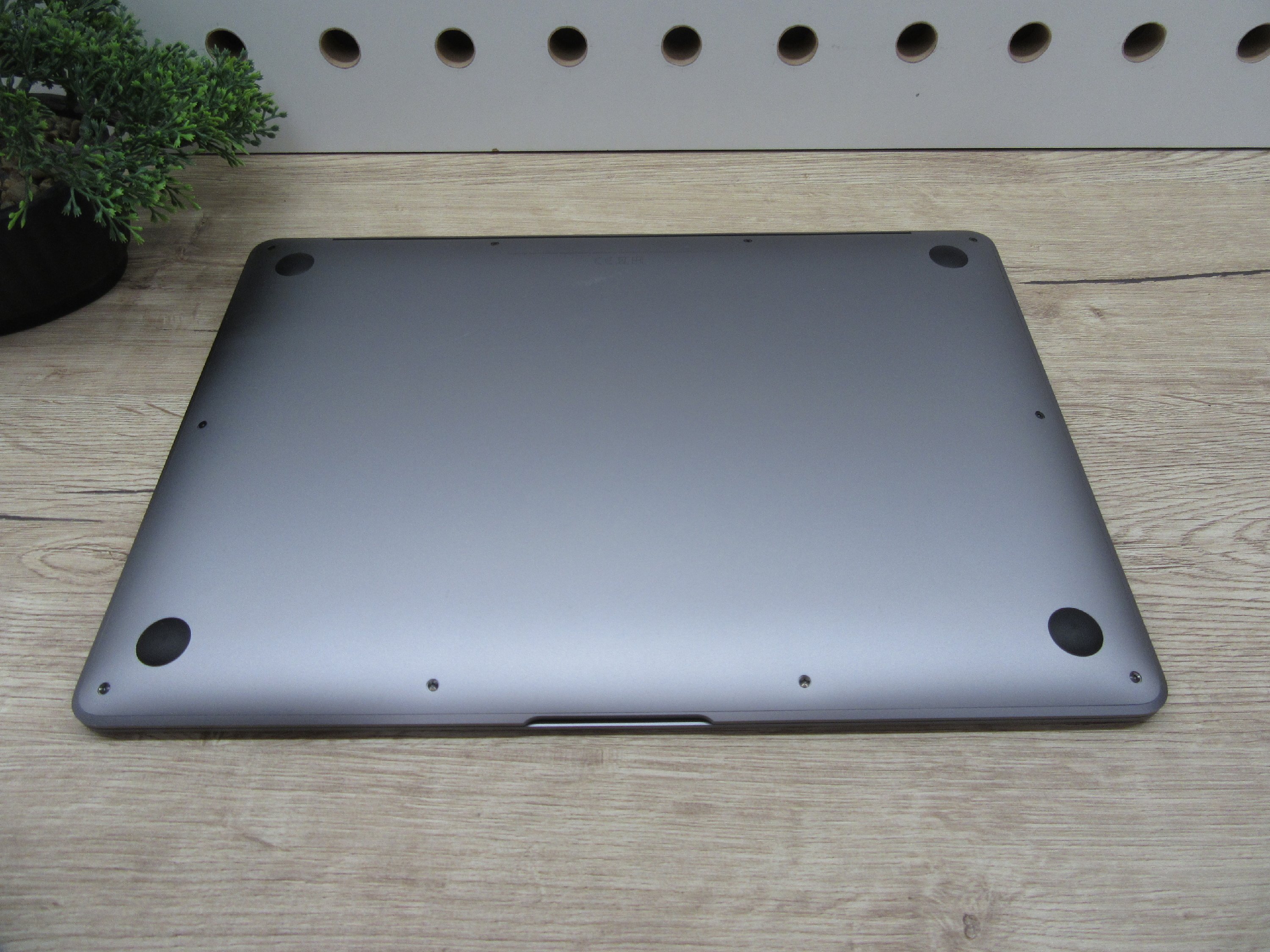 Apple MacBook Air 13” (2020, M1) – Csendes M1-teljesítmény, Retina kijelző, ~15 óra üzemidő – 8/256 – Használt, karcmentes – 93% akku (45 ciklus) – Garancia 3 hónap