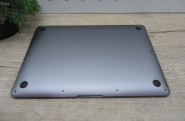 Apple MacBook Air 13” (2020, M1) – Csendes M1-teljesítmény, Retina kijelző, ~15 óra üzemidő – 8/256 – Használt, karcmentes – 93% akku (45 ciklus) – Garancia 3 hónap