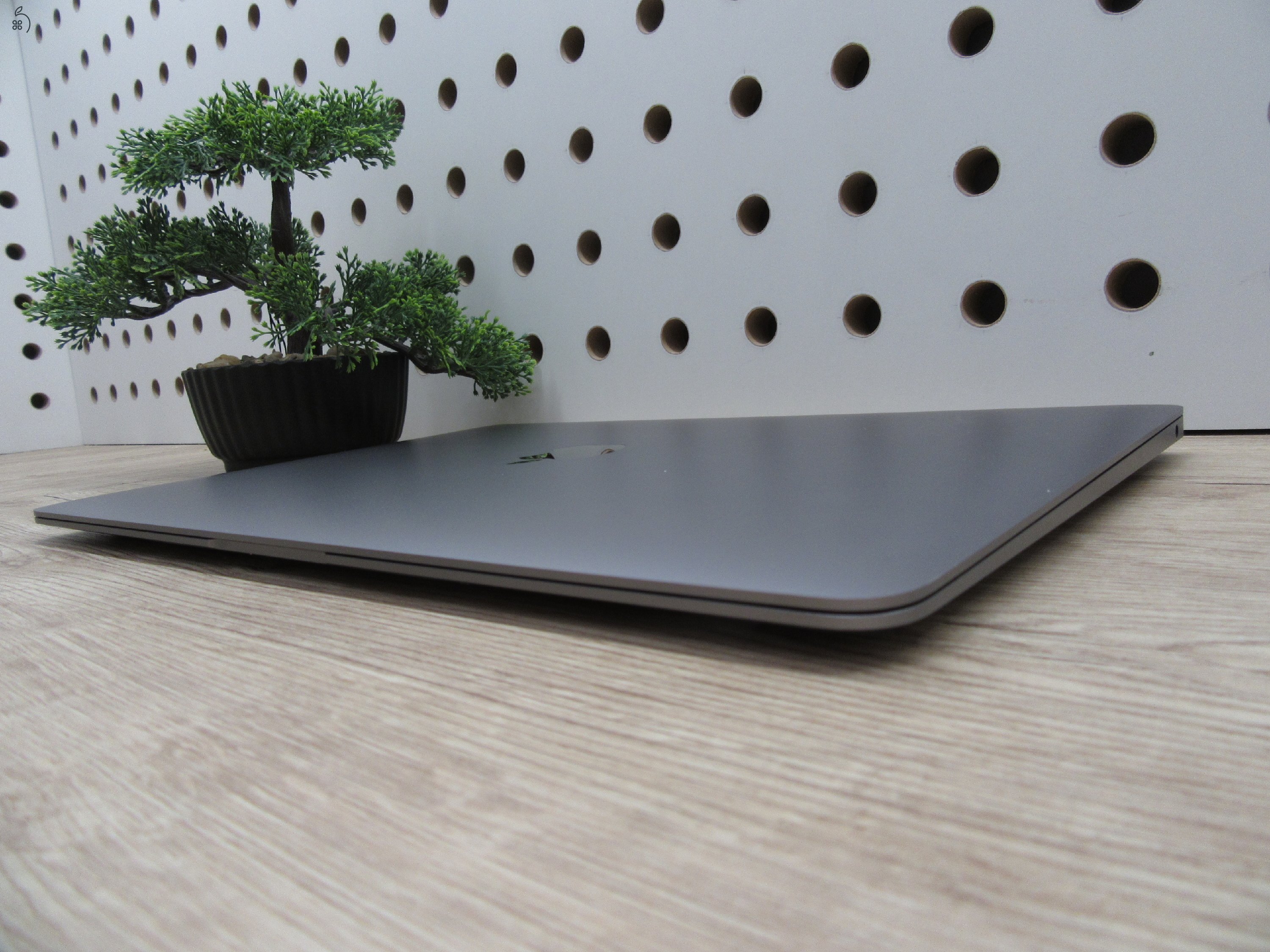 Apple MacBook Air 13” (2020, M1) – Csendes M1-teljesítmény, Retina kijelző, ~15 óra üzemidő – 8/256 – Használt, karcmentes – 93% akku (45 ciklus) – Garancia 3 hónap