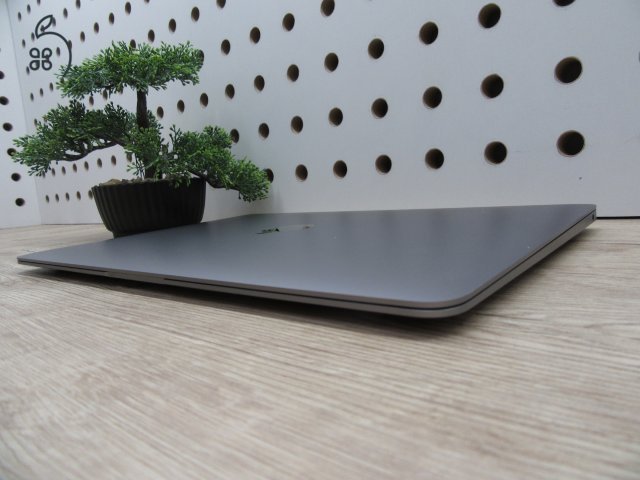 Apple MacBook Air 13” (2020, M1) – Csendes M1-teljesítmény, Retina kijelző, ~15 óra üzemidő – 8/256 – Használt, karcmentes – 93% akku (45 ciklus) – Garancia 3 hónap