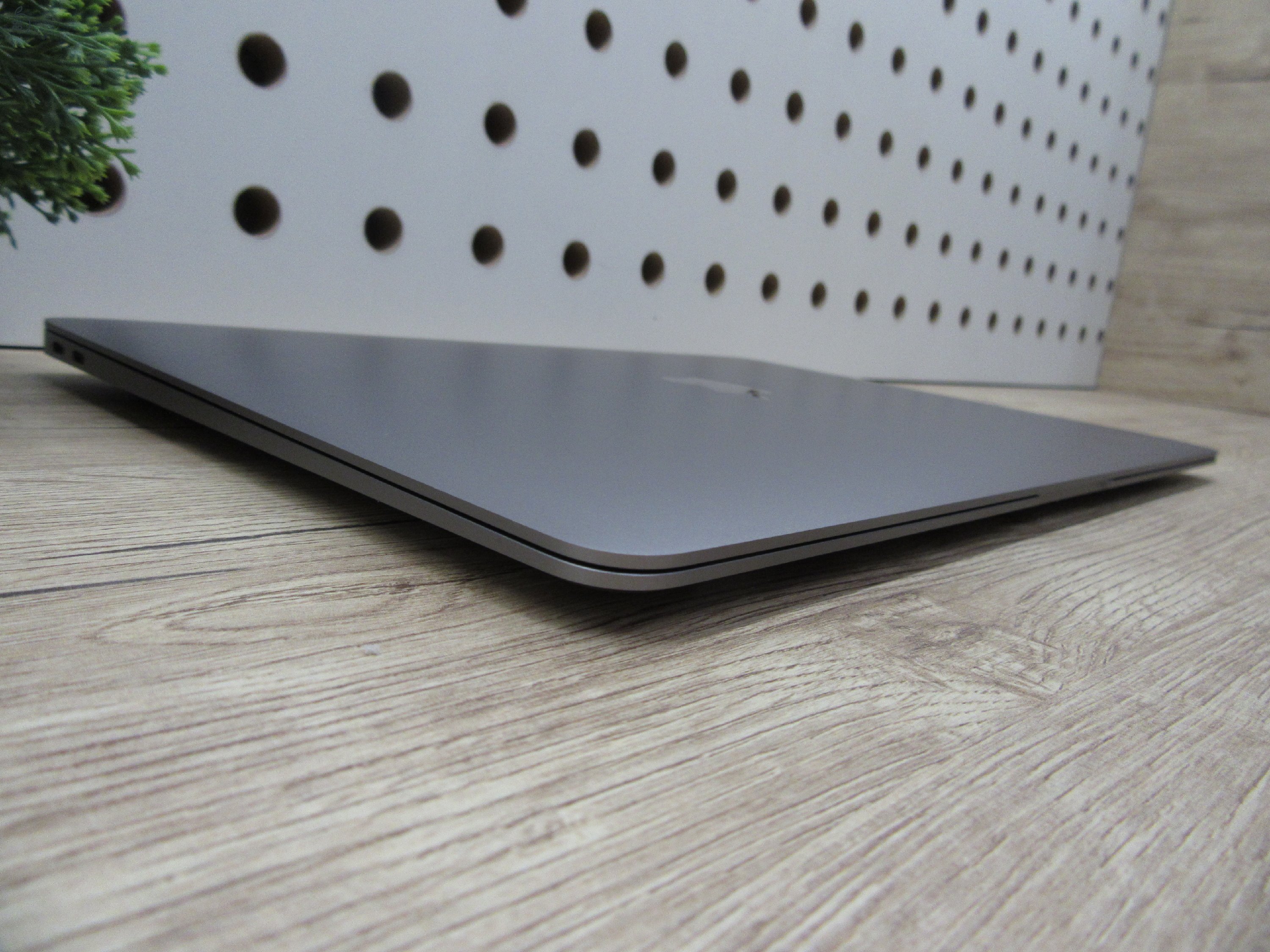 Apple MacBook Air 13” (2020, M1) – Csendes M1-teljesítmény, Retina kijelző, ~15 óra üzemidő – 8/256 – Használt, karcmentes – 93% akku (45 ciklus) – Garancia 3 hónap