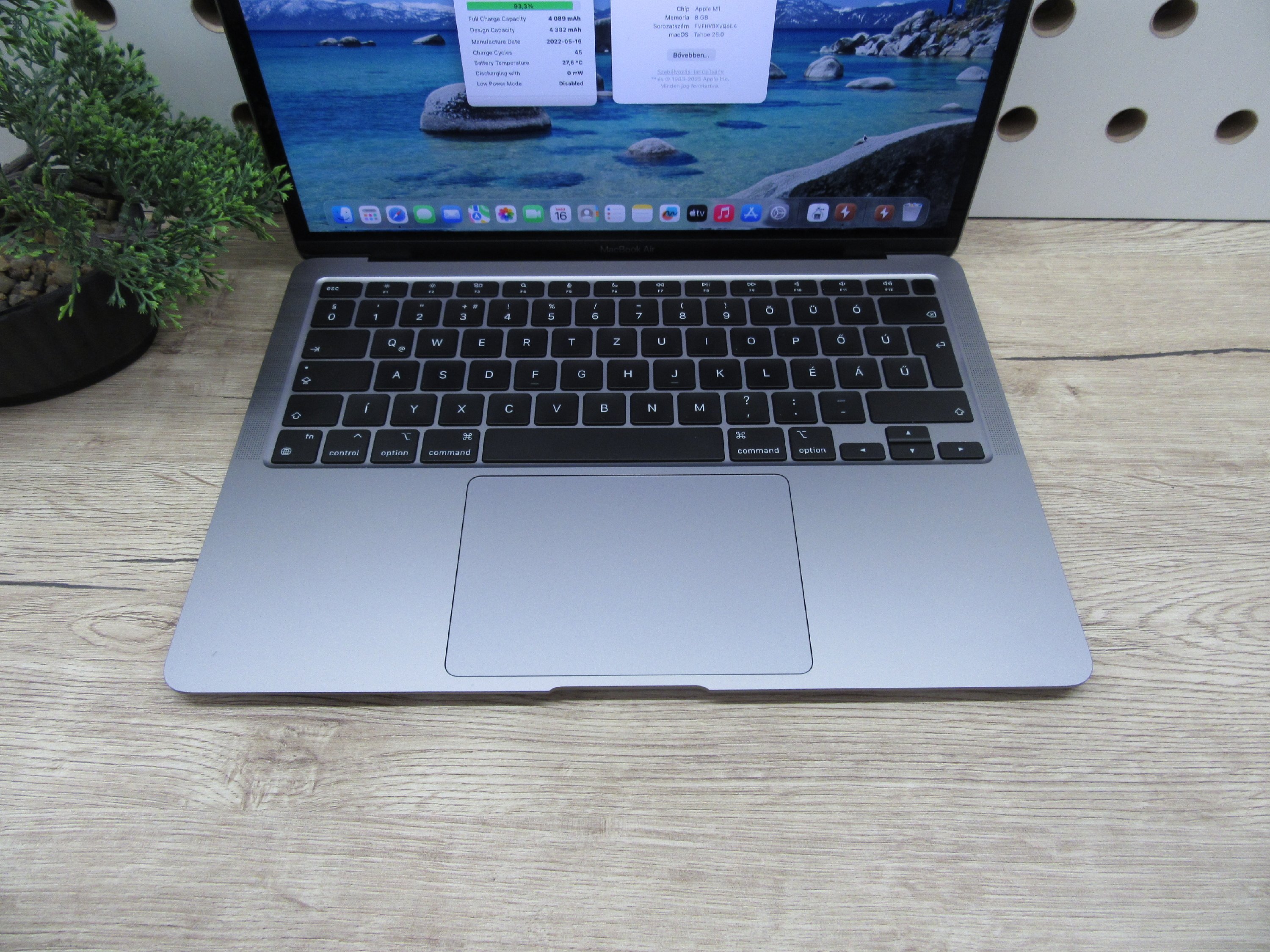 Apple MacBook Air 13” (2020, M1) – Csendes M1-teljesítmény, Retina kijelző, ~15 óra üzemidő – 8/256 – Használt, karcmentes – 93% akku (45 ciklus) – Garancia 3 hónap