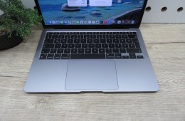 Apple MacBook Air 13” (2020, M1) – Csendes M1-teljesítmény, Retina kijelző, ~15 óra üzemidő – 8/256 – Használt, karcmentes – 93% akku (45 ciklus) – Garancia 3 hónap