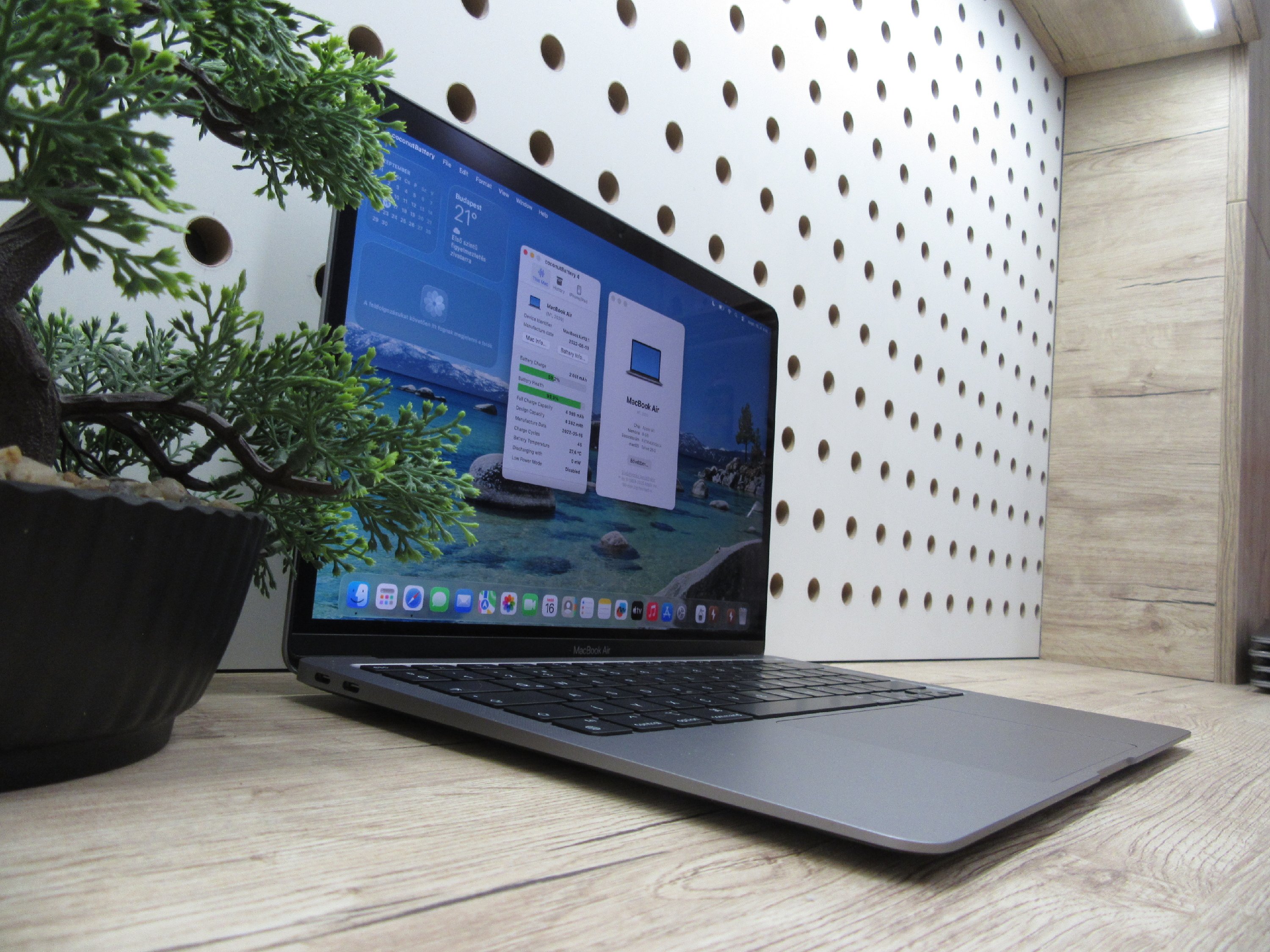 Apple MacBook Air 13” (2020, M1) – Csendes M1-teljesítmény, Retina kijelző, ~15 óra üzemidő – 8/256 – Használt, karcmentes – 93% akku (45 ciklus) – Garancia 3 hónap