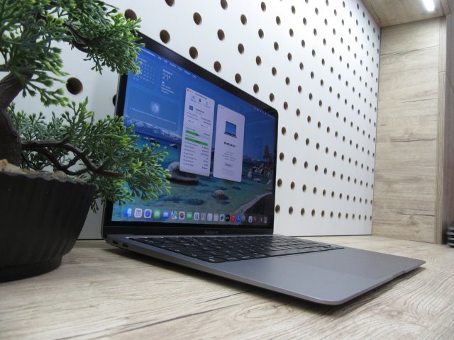 Apple MacBook Air 13” (2020, M1) – Csendes M1-teljesítmény, Retina kijelző, ~15 óra üzemidő – 8/256 – Használt, karcmentes – 93% akku (45 ciklus) – Garancia 3 hónap