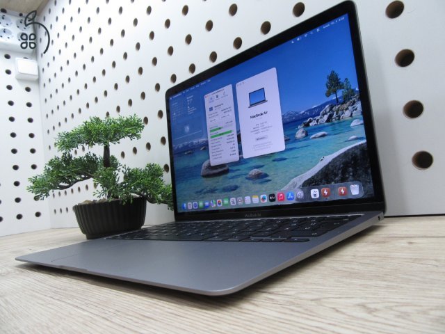 Apple MacBook Air 13” (2020, M1) – Csendes M1-teljesítmény, Retina kijelző, ~15 óra üzemidő – 8/256 – Használt, karcmentes – 93% akku (45 ciklus) – Garancia 3 hónap