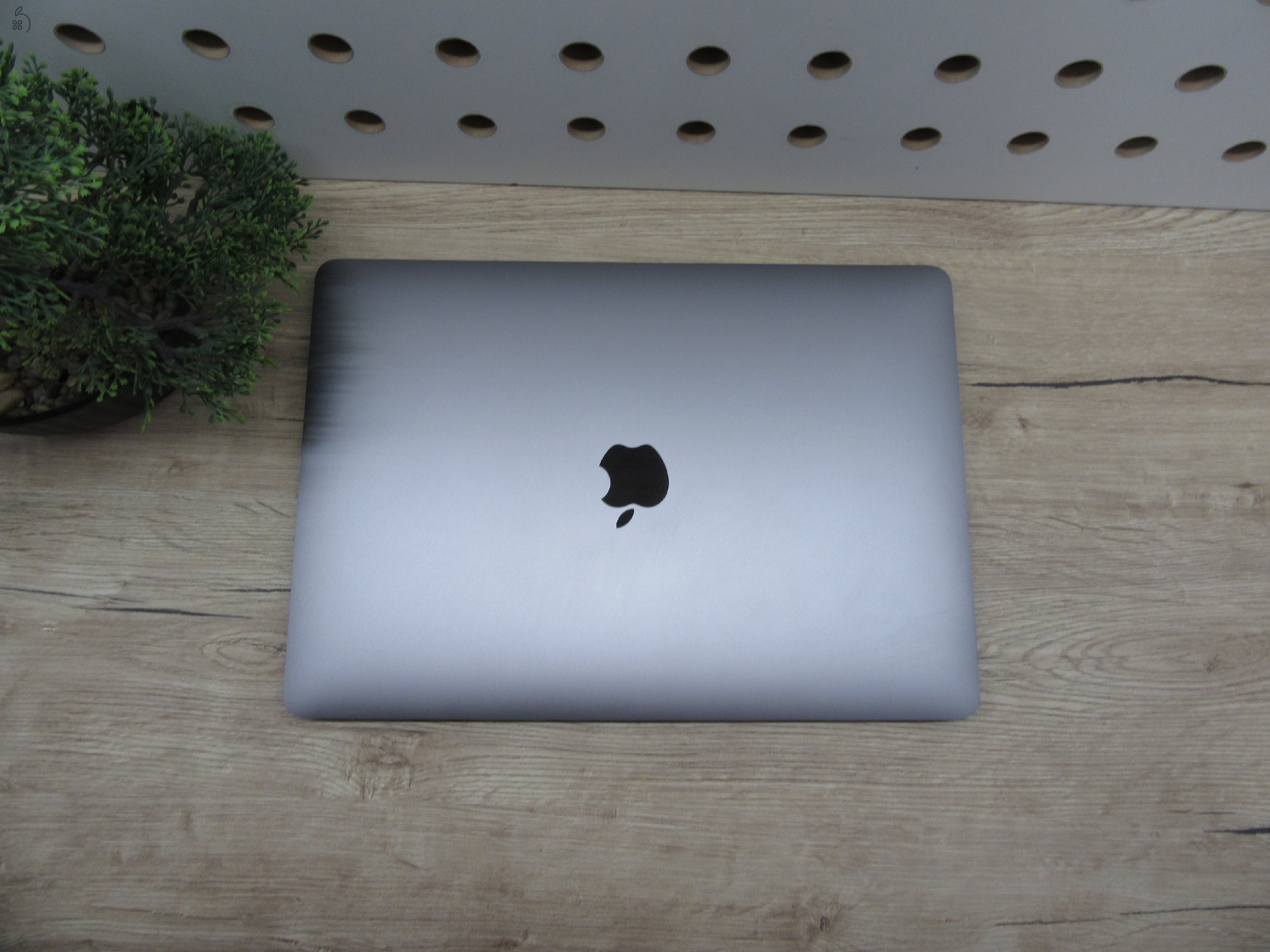 Apple MacBook Air 13” (2020, M1) – Csendes M1-teljesítmény, Retina kijelző, ~15 óra üzemidő – 8/256 – Használt, karcmentes – 93% akku (45 ciklus) – Garancia 3 hónap