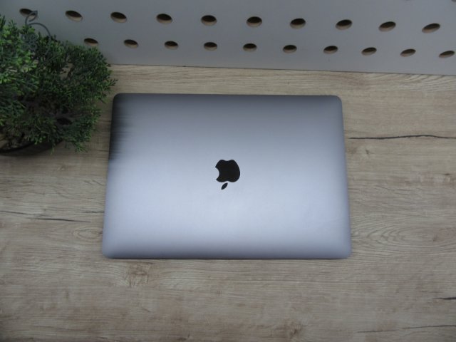 Apple MacBook Air 13” (2020, M1) – Csendes M1-teljesítmény, Retina kijelző, ~15 óra üzemidő – 8/256 – Használt, karcmentes – 93% akku (45 ciklus) – Garancia 3 hónap