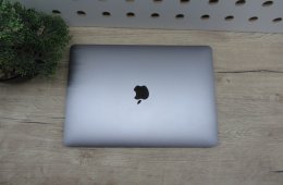 Apple MacBook Air 13” (2020, M1) – Csendes M1-teljesítmény, Retina kijelző, ~15 óra üzemidő – 8/256 – Használt, karcmentes – 93% akku (45 ciklus) – Garancia 3 hónap