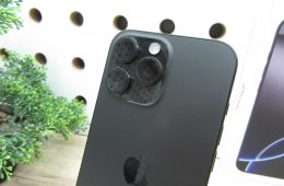Apple iPhone 16 Pro Max – Black Titanium – Titán dizájn, 6,9” ProMotion, 5× optikai zoom – 256 GB – Használt, karcmentes – 100% akku (115 ciklus) – Garancia 2026. 03. 04-ig