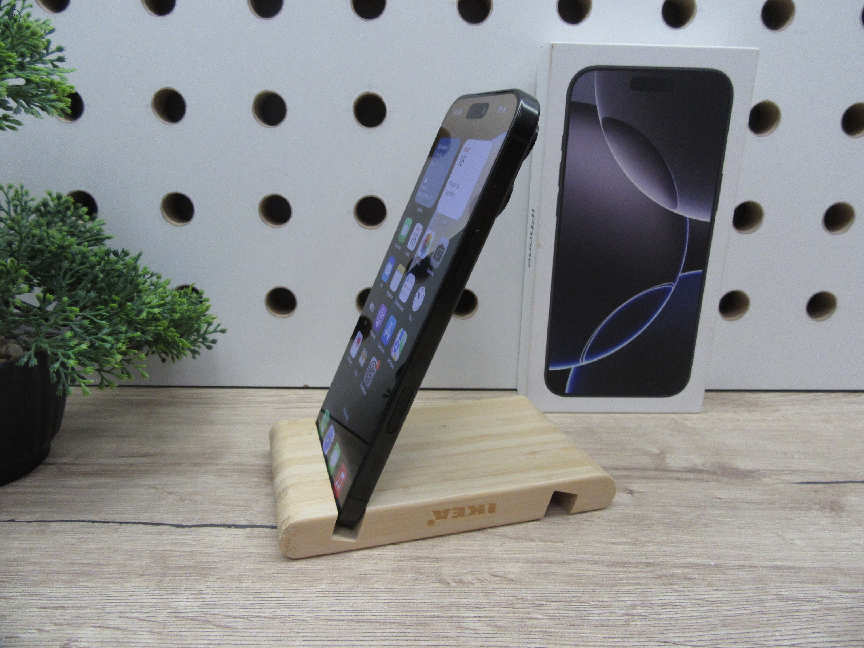 Apple iPhone 16 Pro Max – Black Titanium – Titán dizájn, 6,9” ProMotion, 5× optikai zoom – 256 GB – Használt, karcmentes – 100% akku (115 ciklus) – Garancia 2026. 03. 04-ig
