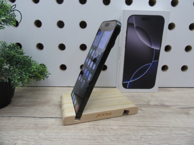Apple iPhone 16 Pro Max – Black Titanium – Titán dizájn, 6,9” ProMotion, 5× optikai zoom – 256 GB – Használt, karcmentes – 100% akku (115 ciklus) – Garancia 2026. 03. 04-ig